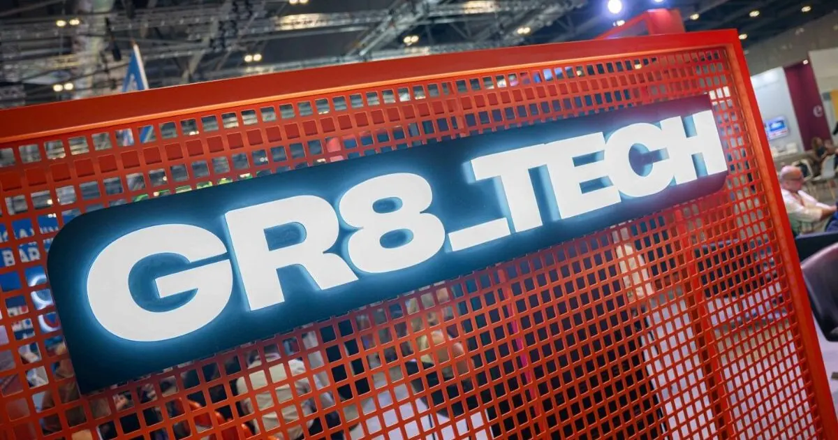 Representantes da GR8_TECH em seu estande na iGB L!VE 2026, interagindo com operadores e apresentando soluções de iGaming.