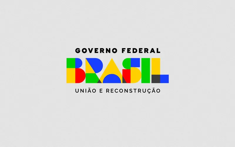 Ilustração de uma mão segurando um smartphone com um aplicativo de apostas, com ícones de proteção ao consumidor e leis ao fundo.