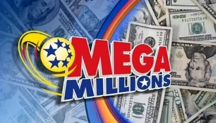 Apostador segura bilhete da Mega Millions ao lado de um cheque gigante de US$ 800 milhões, prêmio recorde de 2026