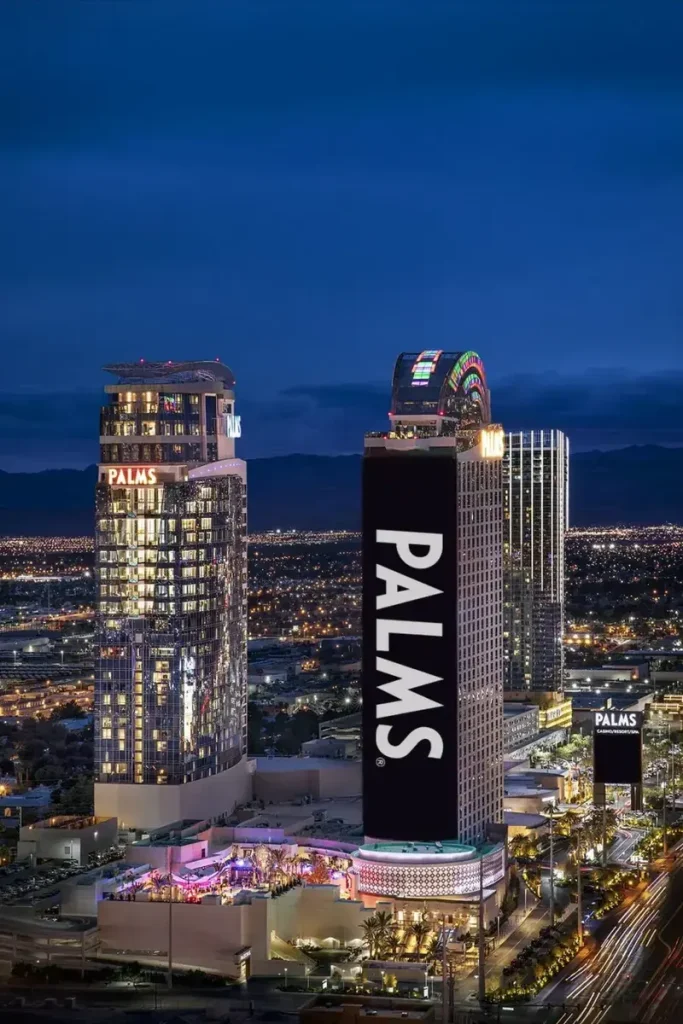 Fachada noturna do Palms Casino Resort em Las Vegas iluminada