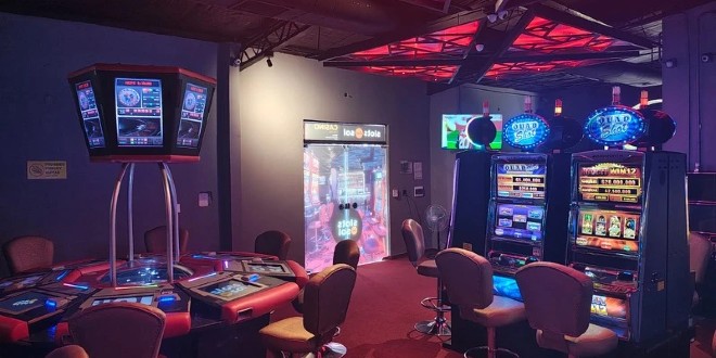 Fachada de um cassino Slots del Sol no Paraguai, simbolizando a expansão da CIRSA.
