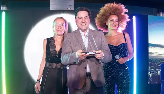 Alessandro Valente recebendo o prêmio iGaming Affiliate Idol em Londres