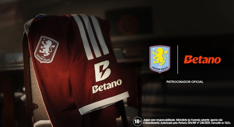 Jogadores do Aston Villa com uniforme oficial exibindo a logomarca da Betano na manga esquerda, durante partida do Campeonato Inglês