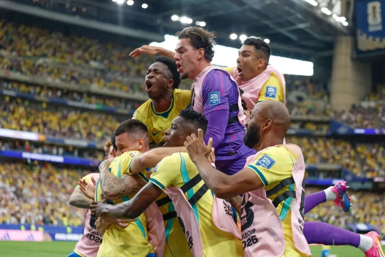 Jogadores da seleção brasileira em formação durante partida de Copa do Mundo