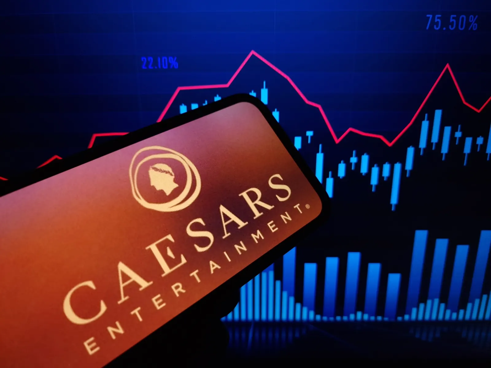 Fachada da sede da Caesars Entertainment em Las Vegas, com logotipo da empresa e bandeiras dos EUA
