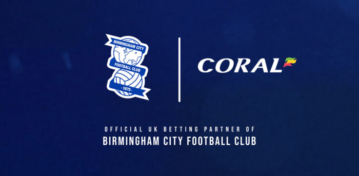 Camisa do Birmingham City com o logotipo da Coral, marca de apostas da Entain, durante partida de futebol