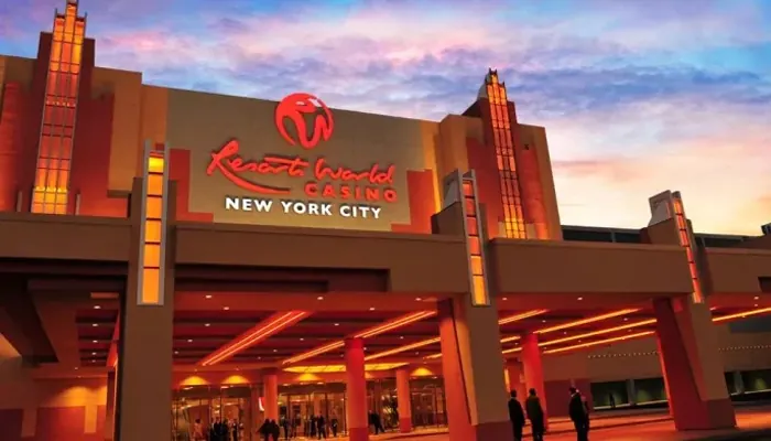 Resorts World New York City em Queens durante as obras de expansão, com hotéis, arena e cassino em construção