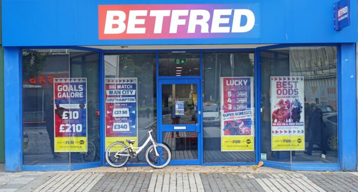 Loja da Betfred com aviso de encerramento em rua comercial britânica