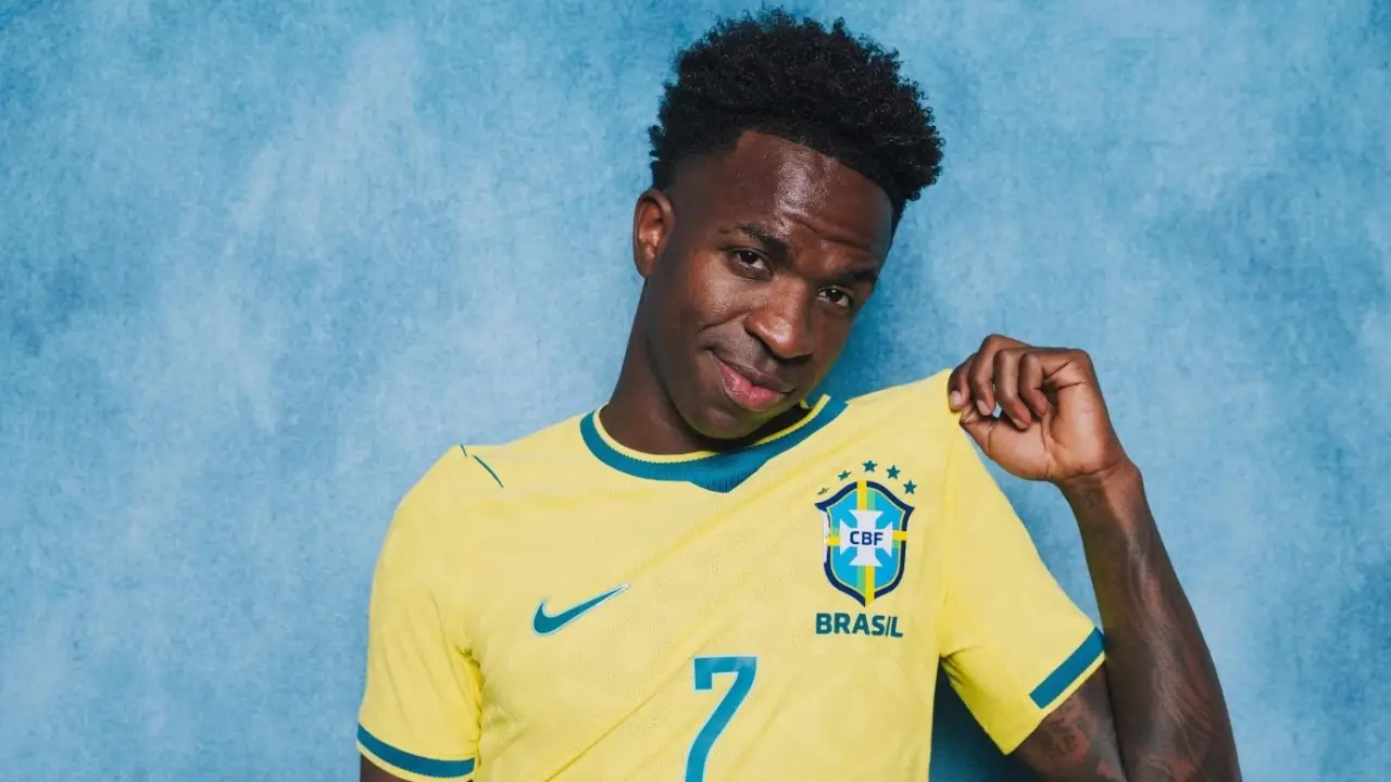 Vinícius Júnior, atacante da seleção brasileira, acionou a Justiça contra influenciador por acusações falsas sobre pênalti na Copa do Mundo 2026
