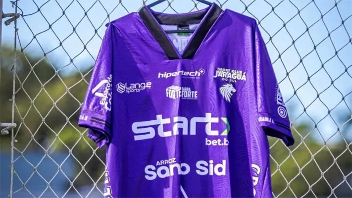 Um jogador de futebol com expressão preocupada, simbolizando a suspensão por suspeita de manipulação de resultados.