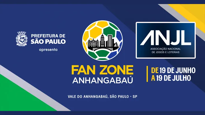 Pessoas em uma Fan Zone da Copa do Mundo em São Paulo recebendo orientações sobre jogo responsável.