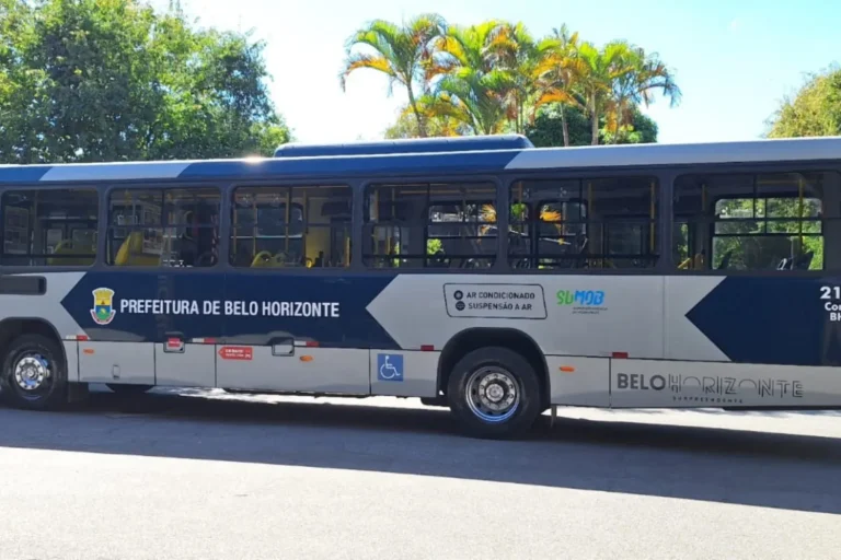 Ônibus urbano em Belo Horizonte com a lateral exibindo um anúncio de site de apostas, em um dia ensolarado.