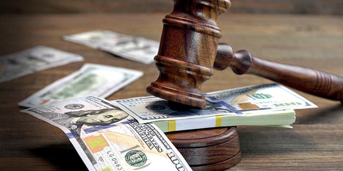 Ilustração de um bilhete de loteria com o valor de um jackpot ao lado de uma balança da justiça, representando a disputa legal.