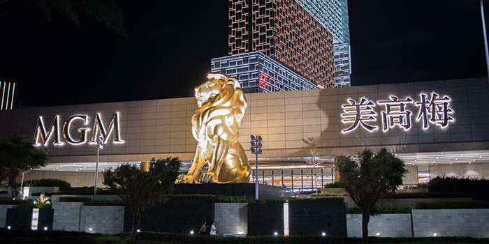 Fachada de um hotel MGM em Macau, representando a expansão da empresa para a China continental.