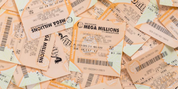 Bilhete da Mega Millions com o jackpot de 800 milhões de dólares exibido em uma tela de lotérica