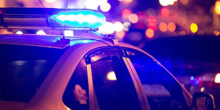 Policiais examinando máquinas caça-níqueis apreendidas em uma operação contra jogos ilegais.