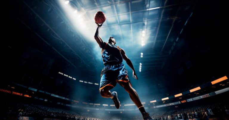 Jogador de basquete driblando com placar de jogo e estatísticas PRA (Pontos, Rebotes, Assistências) em destaque