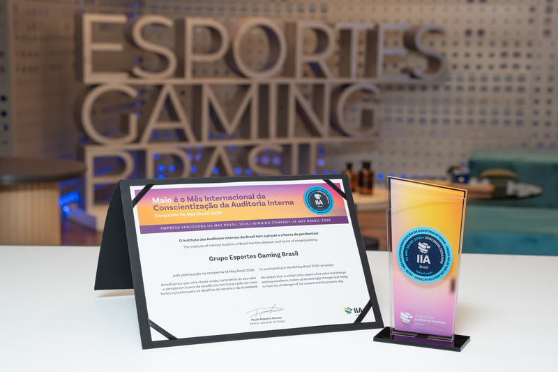 Representantes do Grupo Esportes Gaming Brasil recebem o reconhecimento do IIA Brasil durante o IIA May Brasil 2026