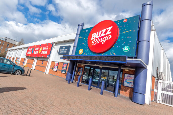 Fachada de um clube Buzz Bingo no Reino Unido, com a marca visível na entrada